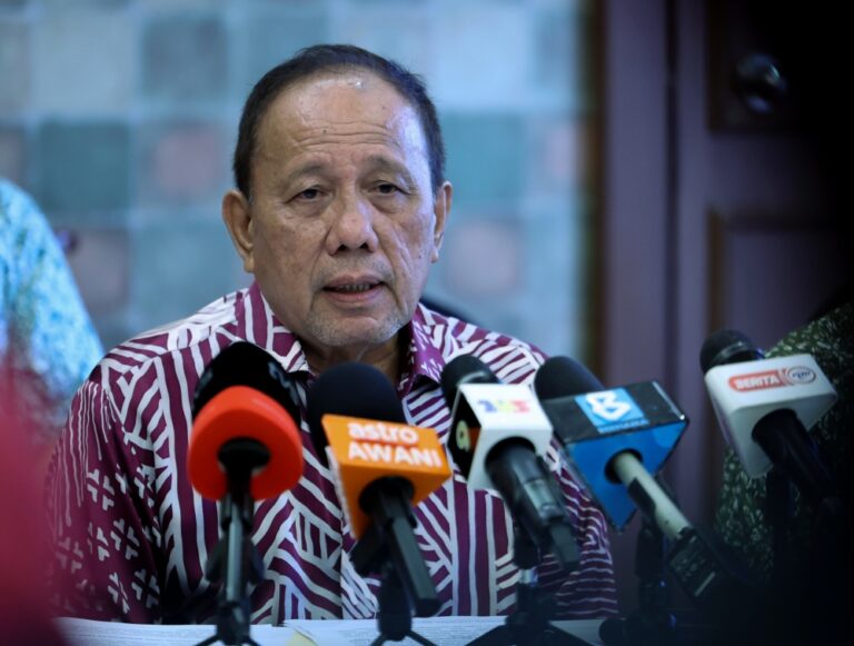 Negeri Sembilan MB seen leaving palace after nearly three-hour audience with Tuanku Muhriz
